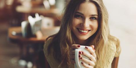 Boire du café en souriant